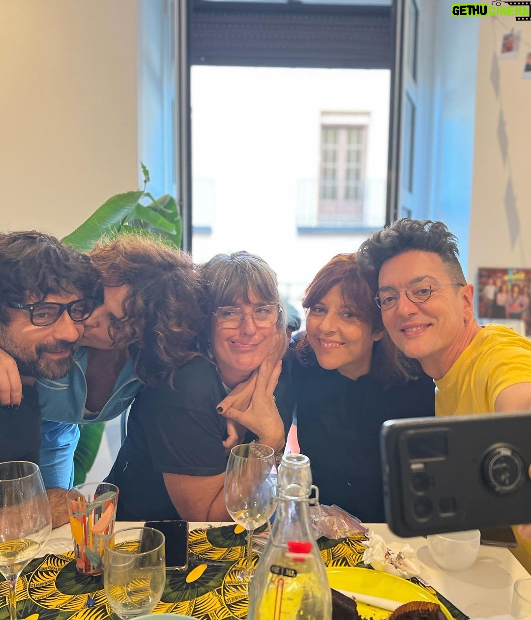 Melani Olivares Instagram - …y casi sin cerrar los ojos te veo como el bebé que eras… y 16 años nos son nada con todo lo que nos queda por delante. Te acompañaré, y no no te soltaré , aunque vueles muy alto siempre sabrás dónde volver … te amo mi vida ! Felices 16 !!!!