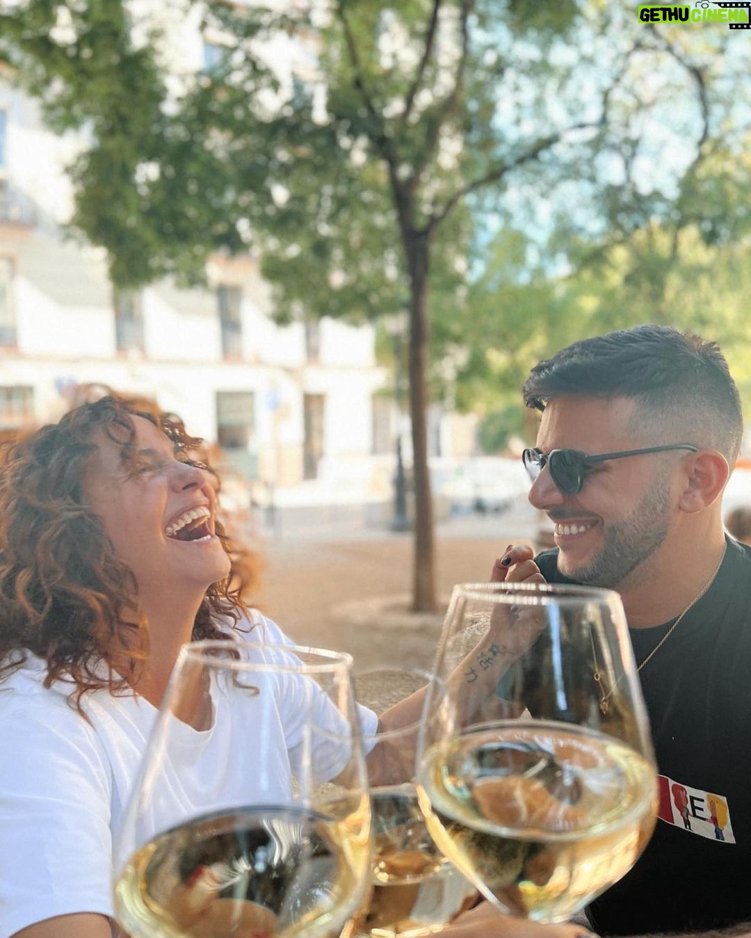 Melani Olivares Instagram - #Publi - Mi plan favorito siempre será un buen vino, una buena historia y estar rodeada de buenos amigos por eso os traigo un sorteazo de la mano de @mejorcon_vino donde vamos a regalar una smartbox para poder disfrutar de una cena para dos en un ESTRELLA MICHELÍN! 🍽️🥳 Los pasos a seguir serán: ✅Seguir a @mejorcon_vino y a mi ✅Mencionar a esa persona con la que compartes una buena historia con vino. ✅Darle like al post El ganador se anunciará en este mismo post el día 17 de octubre #tómatelascosasconvino
