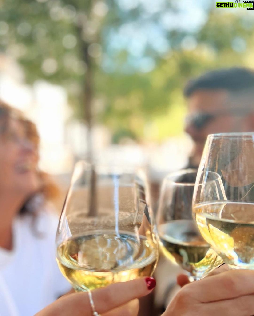 Melani Olivares Instagram - #Publi - Mi plan favorito siempre será un buen vino, una buena historia y estar rodeada de buenos amigos por eso os traigo un sorteazo de la mano de @mejorcon_vino donde vamos a regalar una smartbox para poder disfrutar de una cena para dos en un ESTRELLA MICHELÍN! 🍽️🥳 Los pasos a seguir serán: ✅Seguir a @mejorcon_vino y a mi ✅Mencionar a esa persona con la que compartes una buena historia con vino. ✅Darle like al post El ganador se anunciará en este mismo post el día 17 de octubre #tómatelascosasconvino