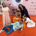Melani Olivares Instagram – Hoy hemos estrenado la temporada 11… para mi la primera, pero para much@s compañer@s son 18 años de trabajado, de constancia, de compromiso , de amor a una profesión, que a veces es maravillosa. Este año me subo a su barco, y no he podido tener mejor acogida. Gracias compañer@s, en especial a mi prima @itziar_miranda , no hay mejor capitana, gracias por abrirme las puertas de tu casa y enseñarme a lidiar este toro! EQUIPAZO técnico y humano que hace que todos los días sean especiales.
@diagonaltelevisio
@antena3com
@banijayiberia