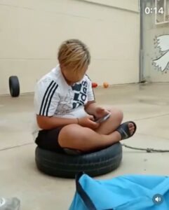 Melani Olivares Instagram - Esto lo que sufren muchos niños, sufren a salvajes sin ninguna empatía, posiblemente lo más enfermizo que pueda tener un ser humano y que está tan presente en nuestra sociedad. El, sufre bulling desde hace 4 años , con el beneplácito de los que lo saben y lo consienten, adultos que miran para otro lado sin ver el sufrimiento ni las secuelas que le causaran en un futuro. En casa estamos tod@s consternados y tristes por ver este maltrato. Solo nos gustaría cantarte como te mereces, y llenarte el corazón de amor. Todo nuestro apoyo a ti y a tod@s l@s niñ@s que estéis pasando por algo tan horrible. Y condenar a quien lo consiente y mira para otro lado. #stopbullying #dinoalbullying #alamierdaya
