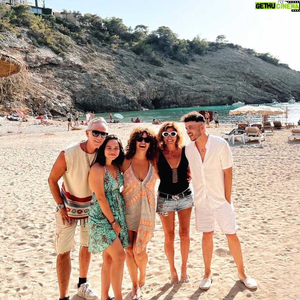 Melani Olivares Instagram - Familia estructurada de otra forma..😂😂😂 El Silencio Ibiza