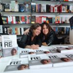 Melani Olivares Instagram - Ayer fuimos muy felices en la Feria del Libro, pasadas por agua pero con muchísimo amor. Gracias a tod@s l@s que os mojasteis con nosotras y nos vemos de nuevo allí el jueves 8 de junio!! 🤍🤍 @beacuevasm @penguinlibros @editabundo