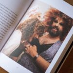Melani Olivares Instagram - No juicio Ideas preconcebidas. Etiquetas. Prejuicios. Suposiciones. Nos pasamos la vida opinando sobre los demás. Juzgando a los demás. Y digo yo: y yo qué sé qué es lo que le ha pasado a esta persona para hacer o decir lo que hace. Y yo qué sé qué es lo que la lleva a ser como es. Igual conmigo misma. (Si nos descuidamos, nos pasamos la vida juzgándonos). Cuando viene el miedo, cuando me enfrasco en pensamientos y me siento atrapada, para volver a fluir, para no forzar, me digo: déjate ser