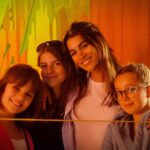Melani Olivares Instagram - …a veces haces proyectos grandes y mucho más largos, y están vacíos sin contenido, y hay otras, que del cielo te caen trocitos de verdad, de conciencia social y que te permiten dignificar una realidad. Eso ha hecho en este cortometraje @dreaarv , desde la inocencia y pureza de unas niñas, que son adoctrinadas por una sociedad que rechaza, señala, ningunea, debilita, y no le da el valor y el poder que tiene nuestra menstruación. Y ya desde bien pequeñas nos hacen que nos avergoncemos , ocultemos, nos sintamos sucias y sobre todo “ mujeres, porque ya podemos parir”, obviando que a esa edad somos todavía niñas, y así deberíamos seguir.. PD: que lo sepáis , tod@s somos una regla que no vino, así que un respetito. “Que nadie se entere” un cortometraje de @dreaarv Con la mención especial de @rodrigo.depablo director de foto y y contorsionista . Y como ,no a esas 5 niñas que que han sido las mejores compañeras , además de que están pa comerselas como actrices!