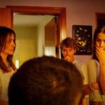 Melani Olivares Instagram - …a veces haces proyectos grandes y mucho más largos, y están vacíos sin contenido, y hay otras, que del cielo te caen trocitos de verdad, de conciencia social y que te permiten dignificar una realidad. Eso ha hecho en este cortometraje @dreaarv , desde la inocencia y pureza de unas niñas, que son adoctrinadas por una sociedad que rechaza, señala, ningunea, debilita, y no le da el valor y el poder que tiene nuestra menstruación. Y ya desde bien pequeñas nos hacen que nos avergoncemos , ocultemos, nos sintamos sucias y sobre todo “ mujeres, porque ya podemos parir”, obviando que a esa edad somos todavía niñas, y así deberíamos seguir.. PD: que lo sepáis , tod@s somos una regla que no vino, así que un respetito. “Que nadie se entere” un cortometraje de @dreaarv Con la mención especial de @rodrigo.depablo director de foto y y contorsionista . Y como ,no a esas 5 niñas que que han sido las mejores compañeras , además de que están pa comerselas como actrices!