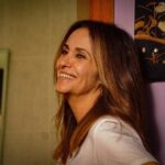 Melani Olivares Instagram - …a veces haces proyectos grandes y mucho más largos, y están vacíos sin contenido, y hay otras, que del cielo te caen trocitos de verdad, de conciencia social y que te permiten dignificar una realidad. Eso ha hecho en este cortometraje @dreaarv , desde la inocencia y pureza de unas niñas, que son adoctrinadas por una sociedad que rechaza, señala, ningunea, debilita, y no le da el valor y el poder que tiene nuestra menstruación. Y ya desde bien pequeñas nos hacen que nos avergoncemos , ocultemos, nos sintamos sucias y sobre todo “ mujeres, porque ya podemos parir”, obviando que a esa edad somos todavía niñas, y así deberíamos seguir.. PD: que lo sepáis , tod@s somos una regla que no vino, así que un respetito. “Que nadie se entere” un cortometraje de @dreaarv Con la mención especial de @rodrigo.depablo director de foto y y contorsionista . Y como ,no a esas 5 niñas que que han sido las mejores compañeras , además de que están pa comerselas como actrices!