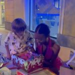 Melani Olivares Instagram - …feliz cumpleaños mi vida, 17 años, mi mayor, aunque siempre serás mi niña , mi agarre a la tierra… te amamos tod@s con locura… @marttinaol_ 🩷🩷🩷 #manue#lucho @alihsdiaa @sminguela @esthertaoqi #dani Gracais @tsunaminikkeimadrid comida peruana/japonesa riquísima ❤️❤️volveremos siempre.