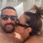 Melani Olivares Instagram - siempre perdemos los mecheros, nos los robamos los unos a los otros, a veces sin darnos cuenta.. mi amigo @gssuyess , que busca siempre las soluciones a los problemas, una persona práctica y elevada donde las haya, y muuuuy cansado de tod@s nosotr@s , ha inventado el mechero NOLOST… Graciaaaaas Jesuuuuus😂😂😂 Mis amigos @peponnieto y @pacoleon me miran así de bonito..♥️♥️♥️ @eduardonavarreteoficial @antonio_abeledo @hotelemperadormadrid ❤️❤️