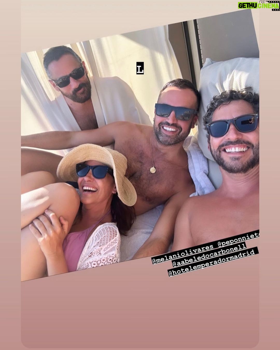 Melani Olivares Instagram - siempre perdemos los mecheros, nos los robamos los unos a los otros, a veces sin darnos cuenta.. mi amigo @gssuyess , que busca siempre las soluciones a los problemas, una persona práctica y elevada donde las haya, y muuuuy cansado de tod@s nosotr@s , ha inventado el mechero NOLOST… Graciaaaaas Jesuuuuus😂😂😂 Mis amigos @peponnieto y @pacoleon me miran así de bonito..♥️♥️♥️ @eduardonavarreteoficial @antonio_abeledo @hotelemperadormadrid ❤️❤️