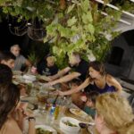 Melani Olivares Instagram - Este verano hemos inaugurado las vacaciones de la mejor manera, con amigos, que son la familia elegida, en un entorno que es pura vida, con la máxima privacidad y rodead@s de montañas verdes! Hemos jugado, compartido, disfrutado… Hemos reído a carcajadas y todas esas vivencias las tenemos retenidas en el cerebro y en el corazón, para echar mano de ellas cuando apriete el frío. No puedo estar más agradecida al universo por la familia que tengo, con vosotr@s al fin del mundo! Y desde luego confiaré siempre mis vacaciones en la costa del Sol a @cuboshomes! Sois mejores! 🤍🤍 @idolyagency_official ❤️❤️ #colaboracion #regalo Costa Del Sol