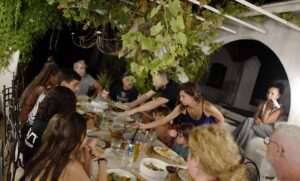 Melani Olivares Instagram - Este verano hemos inaugurado las vacaciones de la mejor manera, con amigos, que son la familia elegida, en un entorno que es pura vida, con la máxima privacidad y rodead@s de montañas verdes! 

Hemos jugado, compartido, disfrutado… Hemos reído a carcajadas y todas esas vivencias las tenemos retenidas en el cerebro y en el corazón, para echar mano de ellas cuando apriete el frío.

No puedo estar más agradecida al universo por la familia que tengo, con vosotr@s al fin del mundo! Y desde luego confiaré siempre mis vacaciones en la costa del Sol a @cuboshomes! Sois mejores! 🤍🤍
@idolyagency_official ❤️❤️ #colaboracion #regalo