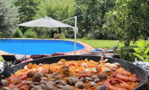 Melani Olivares Instagram - Este verano hemos inaugurado las vacaciones de la mejor manera, con amigos, que son la familia elegida, en un entorno que es pura vida, con la máxima privacidad y rodead@s de montañas verdes! 

Hemos jugado, compartido, disfrutado… Hemos reído a carcajadas y todas esas vivencias las tenemos retenidas en el cerebro y en el corazón, para echar mano de ellas cuando apriete el frío.

No puedo estar más agradecida al universo por la familia que tengo, con vosotr@s al fin del mundo! Y desde luego confiaré siempre mis vacaciones en la costa del Sol a @cuboshomes! Sois mejores! 🤍🤍
@idolyagency_official ❤️❤️ #colaboracion #regalo