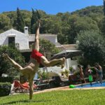Melani Olivares Instagram - Este verano hemos inaugurado las vacaciones de la mejor manera, con amigos, que son la familia elegida, en un entorno que es pura vida, con la máxima privacidad y rodead@s de montañas verdes! Hemos jugado, compartido, disfrutado… Hemos reído a carcajadas y todas esas vivencias las tenemos retenidas en el cerebro y en el corazón, para echar mano de ellas cuando apriete el frío. No puedo estar más agradecida al universo por la familia que tengo, con vosotr@s al fin del mundo! Y desde luego confiaré siempre mis vacaciones en la costa del Sol a @cuboshomes! Sois mejores! 🤍🤍 @idolyagency_official ❤️❤️ #colaboracion #regalo Costa Del Sol