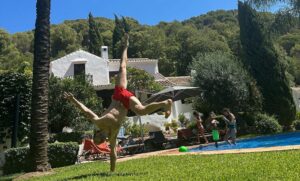 Melani Olivares Instagram - Este verano hemos inaugurado las vacaciones de la mejor manera, con amigos, que son la familia elegida, en un entorno que es pura vida, con la máxima privacidad y rodead@s de montañas verdes! 

Hemos jugado, compartido, disfrutado… Hemos reído a carcajadas y todas esas vivencias las tenemos retenidas en el cerebro y en el corazón, para echar mano de ellas cuando apriete el frío.

No puedo estar más agradecida al universo por la familia que tengo, con vosotr@s al fin del mundo! Y desde luego confiaré siempre mis vacaciones en la costa del Sol a @cuboshomes! Sois mejores! 🤍🤍
@idolyagency_official ❤️❤️ #colaboracion #regalo