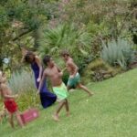 Melani Olivares Instagram - Este verano hemos inaugurado las vacaciones de la mejor manera, con amigos, que son la familia elegida, en un entorno que es pura vida, con la máxima privacidad y rodead@s de montañas verdes! Hemos jugado, compartido, disfrutado… Hemos reído a carcajadas y todas esas vivencias las tenemos retenidas en el cerebro y en el corazón, para echar mano de ellas cuando apriete el frío. No puedo estar más agradecida al universo por la familia que tengo, con vosotr@s al fin del mundo! Y desde luego confiaré siempre mis vacaciones en la costa del Sol a @cuboshomes! Sois mejores! 🤍🤍 @idolyagency_official ❤️❤️ #colaboracion #regalo Costa Del Sol
