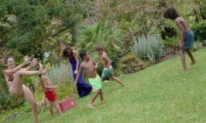 Melani Olivares Instagram - Este verano hemos inaugurado las vacaciones de la mejor manera, con amigos, que son la familia elegida, en un entorno que es pura vida, con la máxima privacidad y rodead@s de montañas verdes! 

Hemos jugado, compartido, disfrutado… Hemos reído a carcajadas y todas esas vivencias las tenemos retenidas en el cerebro y en el corazón, para echar mano de ellas cuando apriete el frío.

No puedo estar más agradecida al universo por la familia que tengo, con vosotr@s al fin del mundo! Y desde luego confiaré siempre mis vacaciones en la costa del Sol a @cuboshomes! Sois mejores! 🤍🤍
@idolyagency_official ❤️❤️ #colaboracion #regalo