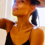 Melanie Liburd Instagram - Happy Holidays friends 🥂✨🎄🎁 Venice