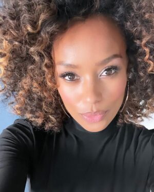 Melanie Liburd Instagram - So Power fans whose got thoughts on the last episode? Has Carrie got Karma coming to her? Or is she trying her best to get justice for Jabari? Go!
Also big thanks to my incredible scene partners @thugginn and @danielleebellomy and our amazing director/ producer @shanasteinprod 🐐🐐🐐🐐
@ghoststarz