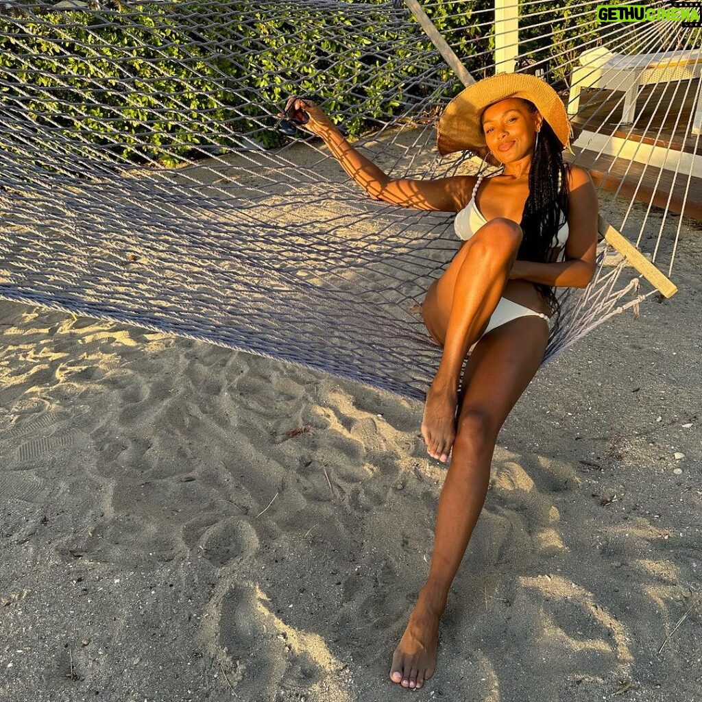 Melanie Liburd Instagram - That kind of rum punch chill 🇰🇳 Pinney's Beach