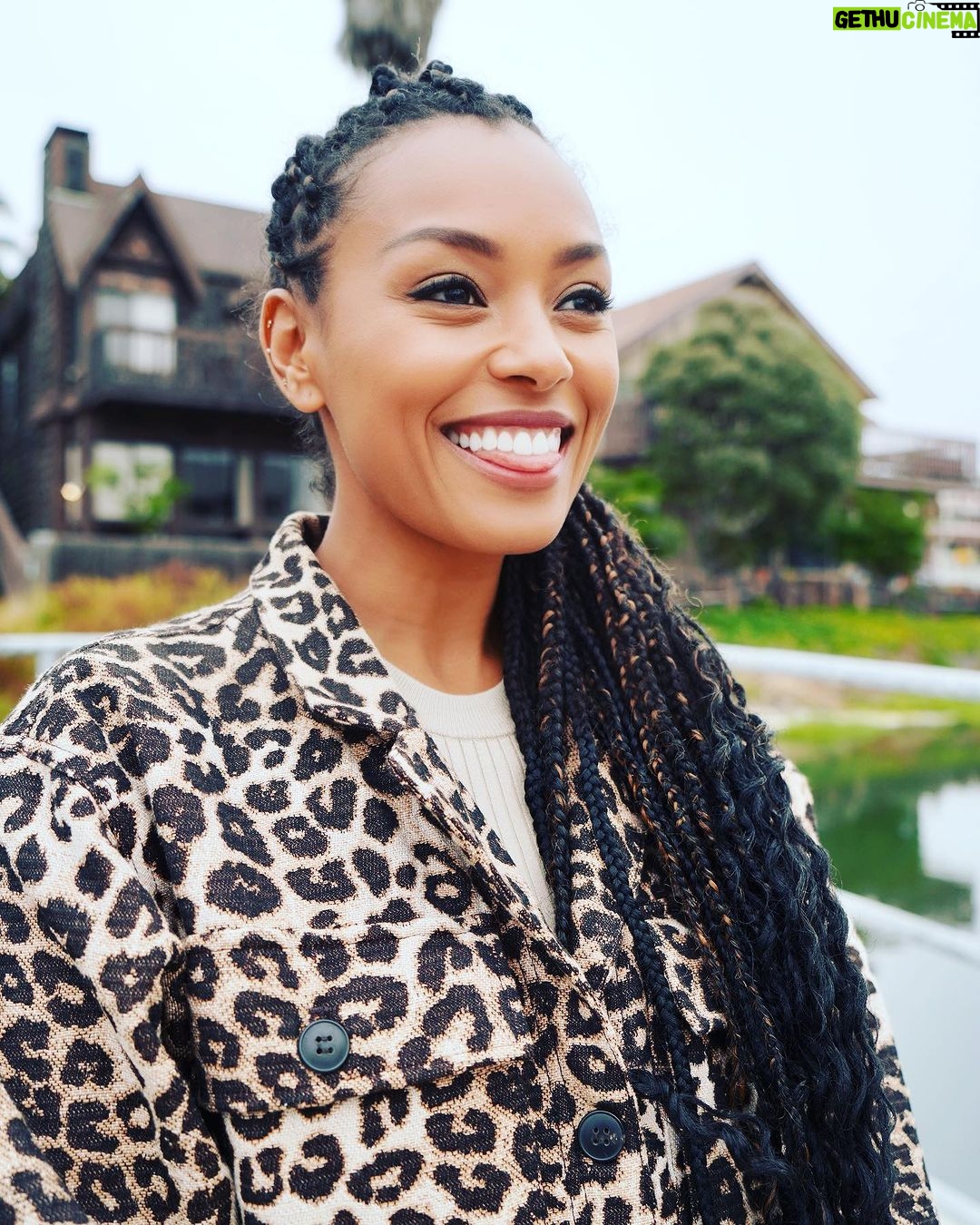 Melanie Liburd Instagram - Happy Friday beautiful friends 🤎 📷@gabrielmornelas Venice
