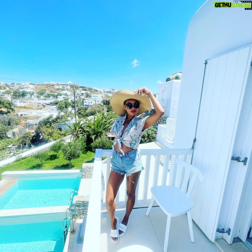 Melanie Liburd Instagram - Greece my happy place 🤍 Mykonos, Greece