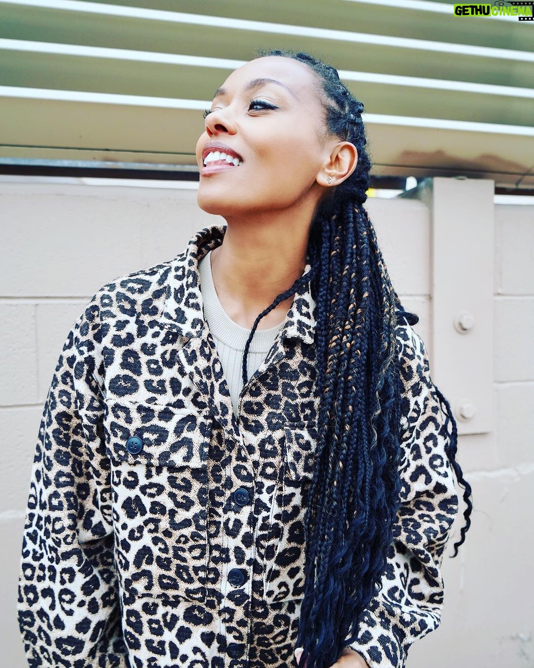 Melanie Liburd Instagram - Happy Friday beautiful friends 🤎 📷@gabrielmornelas Venice