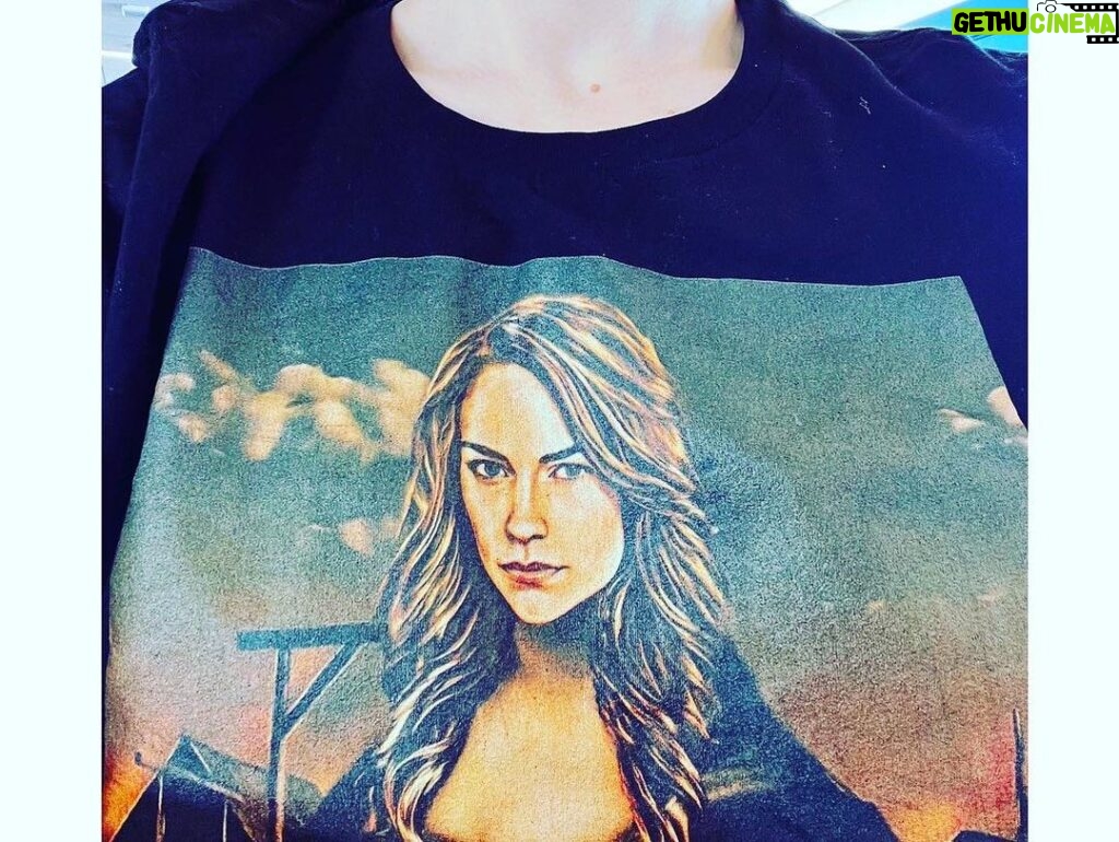 Melanie Scrofano Instagram - 1- Who got the keys to my Cayuga Two distinguished fictional characters observing the lack of ‘dicks’ on Day2 shirt. 2- Day 3: Dick on a shirt #galaxycon 📸 @dutchstarbuck