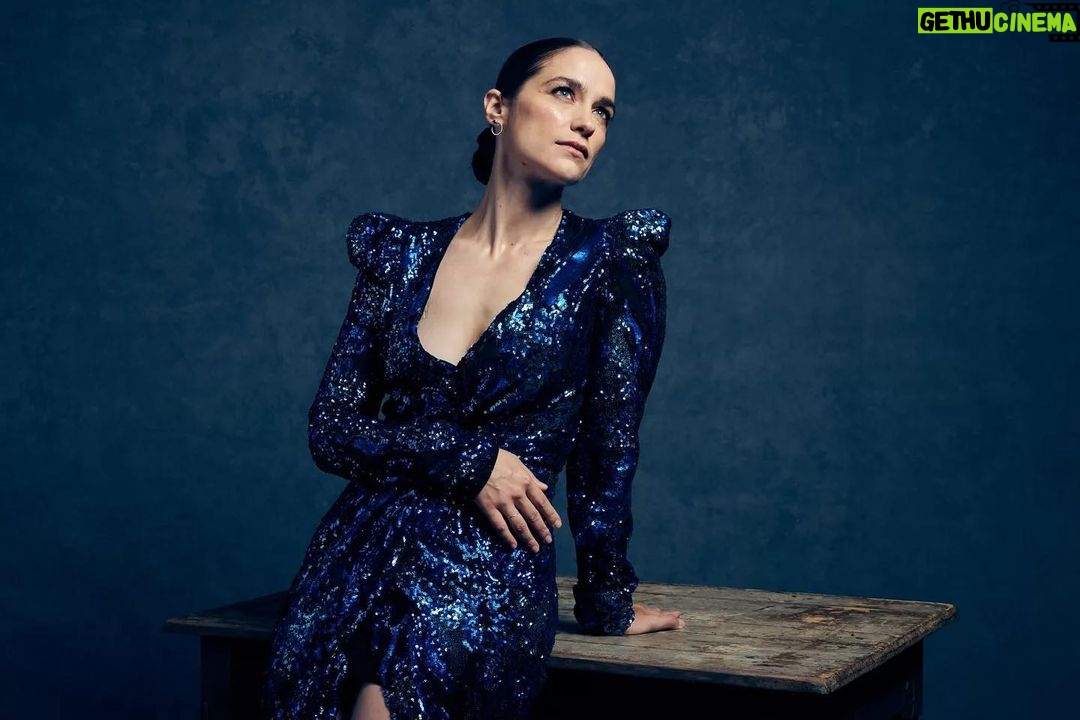 Melanie Scrofano Instagram - The last time we shot together was on zoom and there were goats. Thank you @jlcvisuals for always making me feel like the GOAT. And @latimes for including me in your beautiful studio #theendofsex