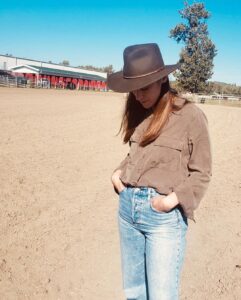 Melanie Scrofano Instagram - Wynonna reunions are giving me life (♥️Jinx!) A horse trompe d’œil New Hat Who Dis