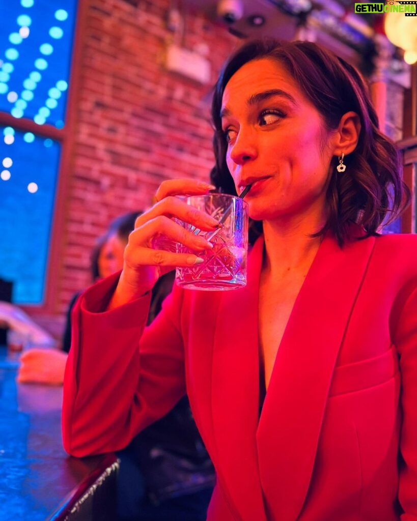 Melanie Scrofano Instagram - Guy behind me was super drunk so we tried to evaluate whether or not he was as getting laid that night which was the perfect activity before the screening of The End of Sex. Also I’m sorry for how I consume popcorn- it’s not healthy or normal.