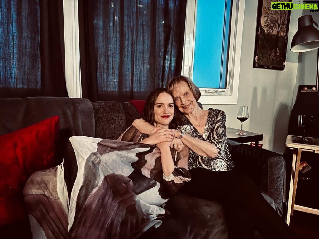 Melanie Scrofano Instagram - Joyeux Noël and Happy Holidays!!! Here’s wishing that nobody has said anything offensive or stupid until dessert! Dominique-nique-nique!!! ♥️♥️♥️♥️ 🎸