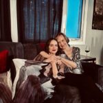 Melanie Scrofano Instagram – Joyeux Noël and Happy Holidays!!! Here’s wishing that nobody has said anything offensive or stupid until dessert!

Dominique-nique-nique!!! ♥️♥️♥️♥️ 🎸