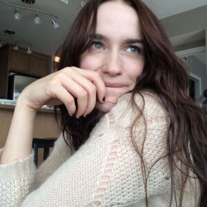 Melanie Scrofano Instagram - Happy Valentines Day! Today I bring her HOME. 

YYZ—> YYC

#wynonnaearp @tubi