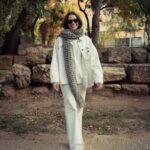 Melina Konti Instagram - Εγώ που έρχονται οι διακοπές των Χριστουγέννων 😁 Και μια μοιραία 😋 📸@giannisranis #lastdays #beforechristmas #happy #festive #mood #xmastime #city Athens, Greece