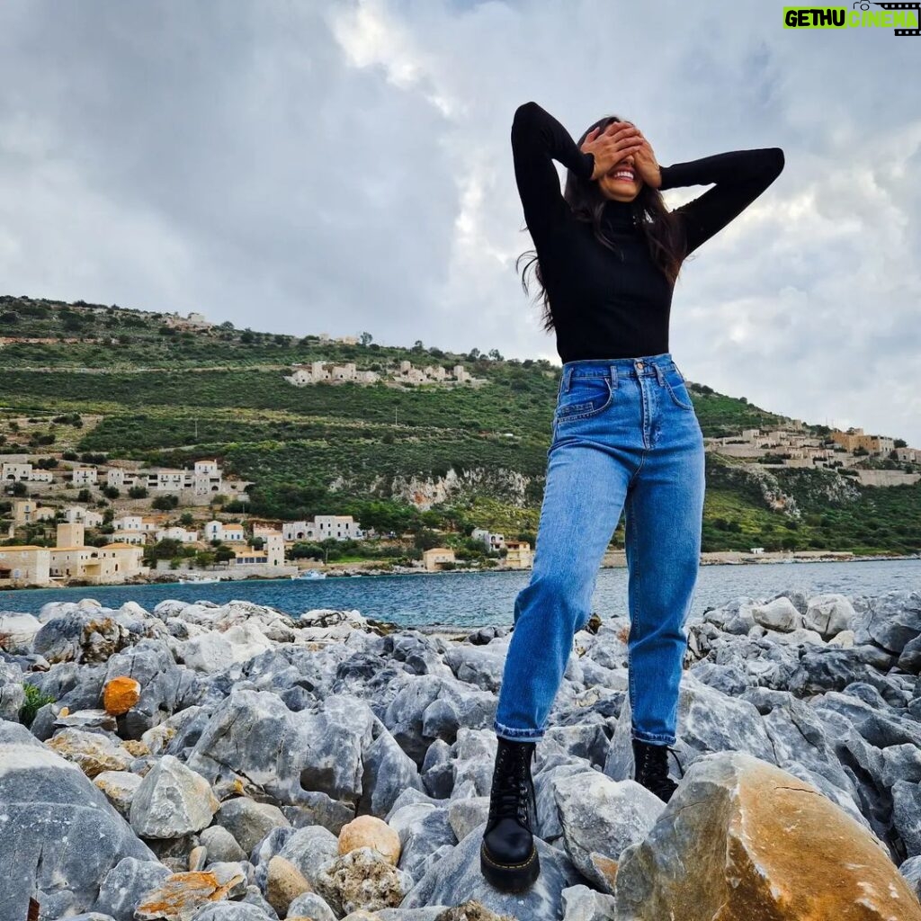 Melina Konti Instagram - Αλήθεια, δεν αντέχεται η ομορφιά σ' αυτόν τον τόπο! 🙏 #mani #limeni #gitiselias #megatv #shooting #backstage #actress #dimitra #greece #sea #rocks #beauty #nature #smile #happiness #grateful #staytuned Λιμένι, Μάνη