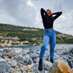Melina Konti Instagram - Αλήθεια, δεν αντέχεται η ομορφιά σ' αυτόν τον τόπο! 🙏 #mani #limeni #gitiselias #megatv #shooting #backstage #actress #dimitra #greece #sea #rocks #beauty #nature #smile #happiness #grateful #staytuned Λιμένι, Μάνη