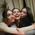 Melina Konti Instagram - Αγκαλίτσες 🩷 @antigoni_neophytou @vaswpavlou #gitiselias #shooting #megatv #backstage #friends #hugs #love