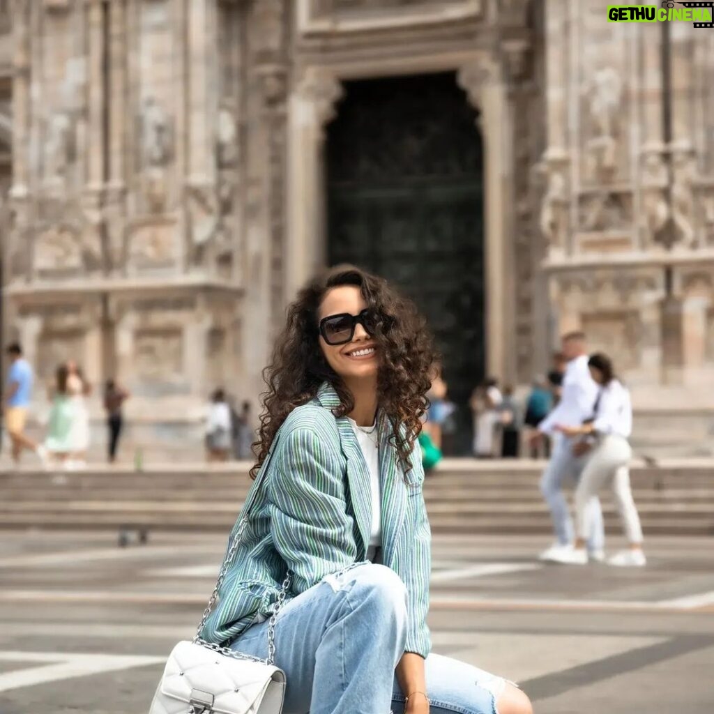 Melina Konti Instagram - 𝕄𝕀𝕃𝔸ℕ𝕆 #milan #duomodimilano #italy #roadtrip #dream #travelphoto #streetstyle #fashion #travelgirl #style #otd #jeans #vintage #blazer #handbag #michaelkors #instafashion #september #travel #life #love #smile #happy #grateful Milan, Italy
