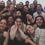 Melina Konti Instagram - Τρία χρόνια η ζωή μου, με αυτά τα πλάσματα.. Σε χαρές, γέλια, στιγμές, σε θυμό, κλάμα, απώλεια. Τα είχαμε όλα και τα είχαμε μαζί, ακόμα κι όταν δεν νιώθαμε καθόλου μαζί. Το ότι αποφάσισα να μπω σε δραματική σχολή ήταν η σωστότερη επιλογή, το ότι γνώρισα εσάς την έκανε την ομορφότερη. Κάνατε αυτό το ταξίδι μαγικό. Να μας βλέπω να μεγαλώνουμε, να εξελισσόμαστε, να μεταμορφωνόμαστε ο ένας δίπλα στον άλλον ήταν σκέτη απόλαυση και ανυπομονώ να σας βλέπω από εδώ και πέρα, στο νέο ταξίδι που ξεκινάει! Ορσάκι σ' αυτό το ταξίδι θα είσαι κι εσύ, μαζί, σαν να μην έφυγες ποτέ.. Σας αγαπώ... #theatrotechnis #karoloskoun #dramaschool #graduation #actors #love #moments #friends #wemadeit Δραματική Σχολή Θεάτρου Τέχνης Καρόλου Κουν