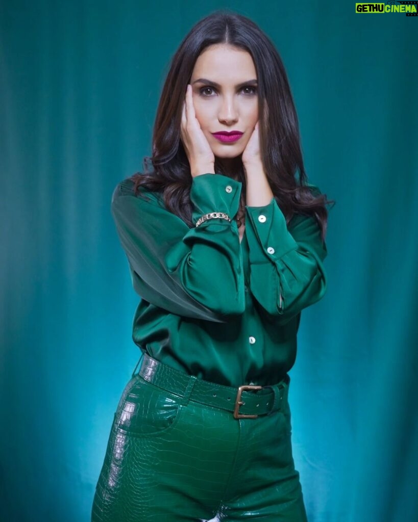 Melina Konti Instagram - Some backstage shots dressed up from @sei.boutique 🩷🙏 #shooting #backstage #serious #funny #self #feeling #emerald #color #photooftheday Athens, Greece