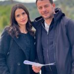 Melina Konti Instagram - Έχει ο καιρός «γυρίσματα»! 🎬 Backstage click από τη «Γη της Ελιάς» με τη Δήμητρα και τον Ορέστη. 📸 @yiannoskamertas #gitiselias #megatv #tvseries #backstage #actorslife Αρεόπολη Μάνη