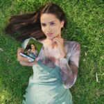 Melina Konti Instagram - Selfies με την πίσω κάμερα; Με το νέο #GalaxyZFlip5 και το Flex Window μπορώ να βλέπω την ίδια προεπισκόπηση που θα έβλεπα αν έβγαζα selfie με την μπροστινή κάμερα και το αποτέλεσμα είναι εντυπωσιακό! @SamsungGreece #samsung #TeamGalaxy #sponsored Athens, Greece