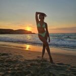 Melina Konti Instagram - Φέτος στις διακοπές μου προσπαθούσα να μένω στην παραλία για τη δύση του ηλίου. Με ηρεμεί τόσο πολύ το ηλιοβασίλεμα στη θάλασσα, δεν μπορώ να τη χορτάσω αυτή την αίσθηση.. Απλή, δεν κοστίζει τίποτα και είναι σκέτη μαγεία 🔆 #sunset #magichour #beach #sea #sand #antiparos #island #greece #summer #vacation #dream #serenity #actress #dancer Αντίπαρος