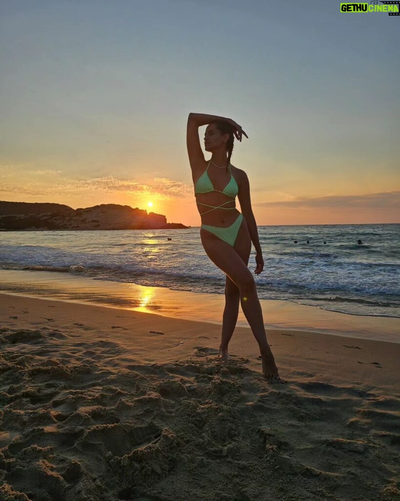 Melina Konti Instagram - Φέτος στις διακοπές μου προσπαθούσα να μένω στην παραλία για τη δύση του ηλίου. Με ηρεμεί τόσο πολύ το ηλιοβασίλεμα στη θάλασσα, δεν μπορώ να τη χορτάσω αυτή την αίσθηση.. Απλή, δεν κοστίζει τίποτα και είναι σκέτη μαγεία 🔆 #sunset #magichour #beach #sea #sand #antiparos #island #greece #summer #vacation #dream #serenity #actress #dancer Αντίπαρος