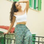 Melina Konti Instagram - Αύγουστος, φώτα στην παραλία τα πλοία φεύγουν για τα νησιά. Φεύγουν οι φίλοι, φεύγουν τα πλοία. Με γέλασες και είναι αργά. Ήρθε ο Σεπτέμβρης, ήρθε ο χειμώνας στην παραλία τη σκοτεινή. Χάθηκα μέσα στη ζωή μου, χάθηκες μέσα στη βροχή. Χάθηκα μέσα στη ζωή μου - Λούλα Αναγνωστάκη 📸 @andixhuma #august #summer #vacation #girl #poetry #life
