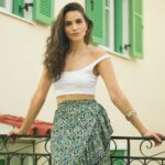Melina Konti Instagram - Αύγουστος, φώτα στην παραλία τα πλοία φεύγουν για τα νησιά. Φεύγουν οι φίλοι, φεύγουν τα πλοία. Με γέλασες και είναι αργά. Ήρθε ο Σεπτέμβρης, ήρθε ο χειμώνας στην παραλία τη σκοτεινή. Χάθηκα μέσα στη ζωή μου, χάθηκες μέσα στη βροχή. Χάθηκα μέσα στη ζωή μου - Λούλα Αναγνωστάκη 📸 @andixhuma #august #summer #vacation #girl #poetry #life