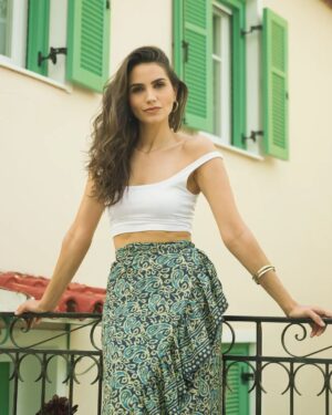 Melina Konti Instagram - Αύγουστος, φώτα στην παραλία
τα πλοία φεύγουν για τα νησιά.
Φεύγουν οι φίλοι, φεύγουν τα πλοία.
Με γέλασες και είναι αργά.

Ήρθε ο Σεπτέμβρης, ήρθε ο χειμώνας
στην παραλία τη σκοτεινή.
Χάθηκα μέσα στη ζωή μου,
χάθηκες μέσα στη βροχή.

Χάθηκα μέσα στη ζωή μου - Λούλα Αναγνωστάκη

📸 @andixhuma 

#august #summer #vacation #girl #poetry #life
