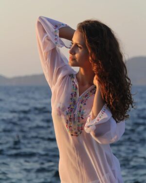 Melina Konti Instagram - Καλή επιτυχία σε όλους όσους ξεκινήσατε σήμερα τις πανελλήνιες!! Θέλω να πω σ' αυτούς που διάβασαν αλλά και σ' αυτούς που δεν διάβασαν ότι οι πανελλήνιες είναι απλά μια στάση στη ζωή και την επαγγελματική σας πορεία, δεν θα σας καθορίσουν. Εσείς καθορίζετε το μέλλον σας! Ίσως οι πανελλήνιες να ήταν για εσάς, αλλά κι αν δεν ήταν μην στεναχωριέστε, σημασία έχει να βρείτε τι είναι αυτό που θα σας γέμιζε να το κάνετε κάθε μέρα με χαρά. Όταν το βρίσκεις αυτό, ξέρεις ποια διαδρομή να ακολουθήσεις. 
Καλή δύναμη, καλή συνέχεια, η στιγμή έφτασε, απολαύστε τη διαδικασία! 
Σε αυτή τη φωτογραφία είμαι κι εγώ 17, το καλοκαίρι του 2012 μετά τις πανελλήνιες 🌼

#panellinies #2023 #goodluck #throwback #photo #youngme #17yearsold