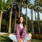 Melina Konti Instagram - Μπορεί να έχει συννεφιά αλλά σήμερα γιορτάζουμε την Άνοιξη και είναι η αγαπημένη μου εποχή! Εύχομαι να βρίσκουμε όλοι λίγο περισσότερο χρόνο στη φύση και λίγο λιγότερο στα κινητά μας. Καλή πρωτομαγιά 🌸 📸 @andixhuma #may1st #spring #season #flowers #nature #love #palmtrees #nationalgarden #athens #city Athens, Greece